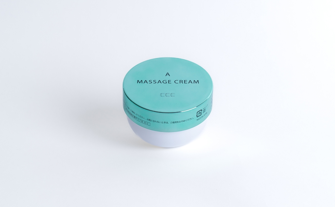 緑色のふたにA MASSAGE CREAMと記載された容器